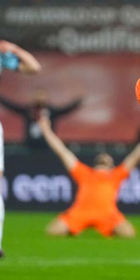 Steven Bergwijn, da seleção da Holanda, comemora gol marcado em classificatória para a Copa do Mundo
