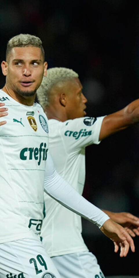 Jugadores del Palmeiras ceelbran un gol en la Libertadores. Mira las cuotas y picks del Atlético Mineiro Vs Palmeiras.