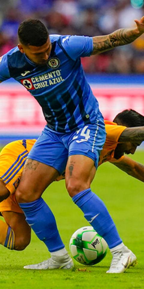 Juan Escobar disputa un balón en la Liga MX. Conoce las cuotas y pronósticos del Cruz Azul Vs Toluca.