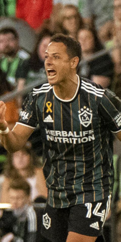 Chicharito Hernández protesta al árbitro. Cuotas y picks del partido entre MLS All Stars Vs Liga MX All Stars.