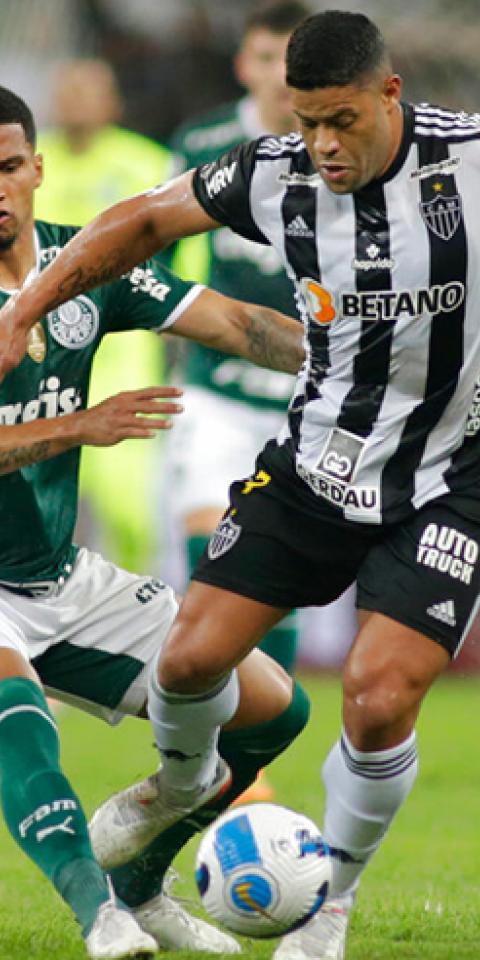 Hulk (der.) y Yago (izq.) disputan un balón. Conoce las cuotas y pronósticos del Palmeiras Vs Atlético Mineiro.
