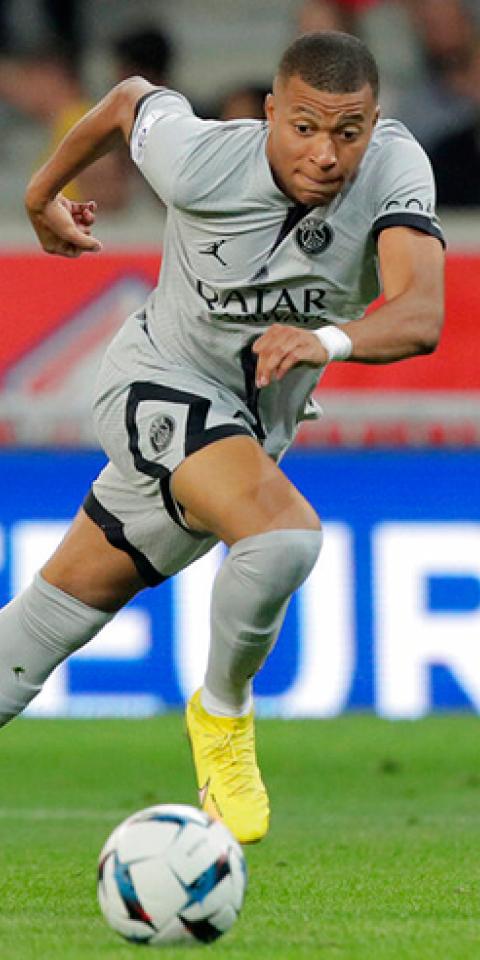 Kylian Mbappe conduce un balón en la Ligue 1. Conoce las cuotas y pronósticos del PSG Vs Mónaco.