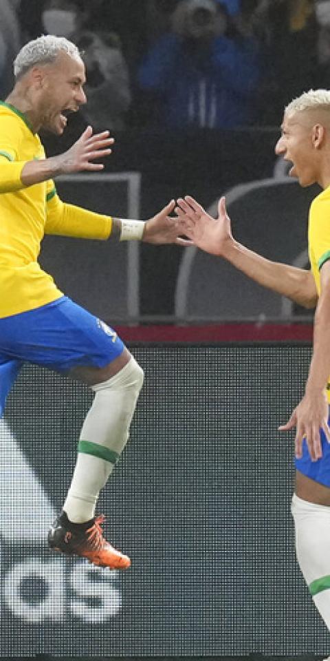 Neymar y Richarlison celebran un gol. Cuotas y pronósticos del partido amistoso entre Brasil Vs Ghana.