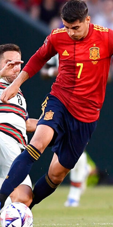 Álvaro Morata controla un balón. Conoce las cuotas y pronósticos del España Vs Suiza.