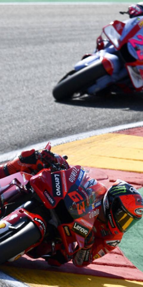 Pecco Bagnaia es perseguido por Enea Bastianini. Cuotas y pronósticos del Gran Premio de Aragón de MotoGP.