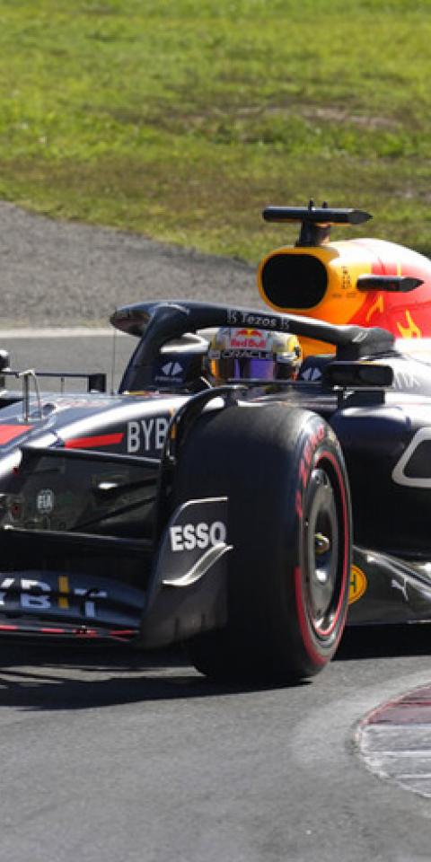 Imagen de Max Verstappen tomando una curva. Cuotas y picks del Gran premio de Singapur de Fórmula 1.