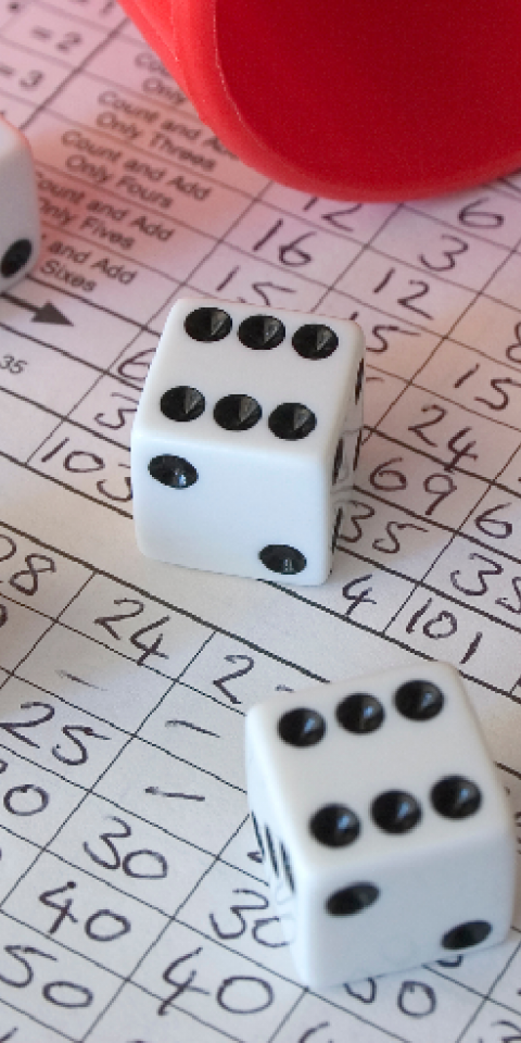 how to play yahtzee dice on card
