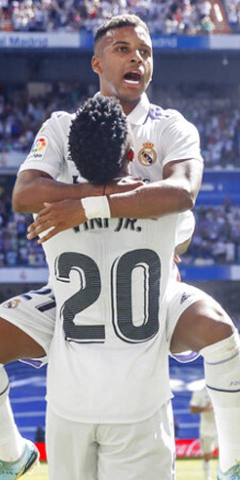 Rodrygo y Vinicius celebran un gol anotado en el Santiago Bernabéu. Picks y mejores cuotas de la Champions League.