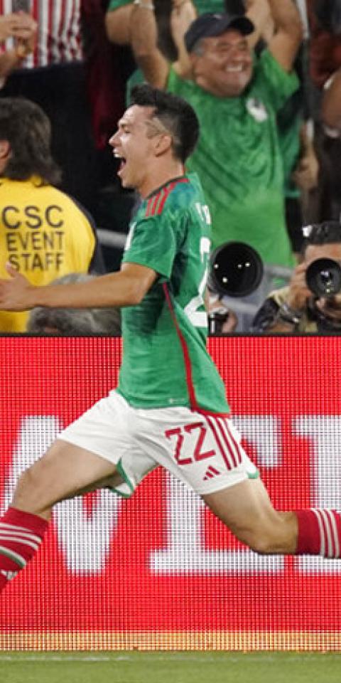 Hirving Lozano celebra un gol. Cuotas y pronósticos del amistoso de selecciones entre México Vs Colombia.