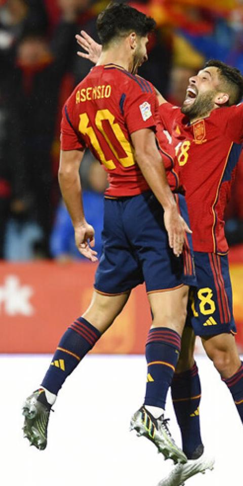 Marco Asensio y Jordi Alba celebran un gol. Cuotas y picks Portugal Vs España de la UEFA Nations League.