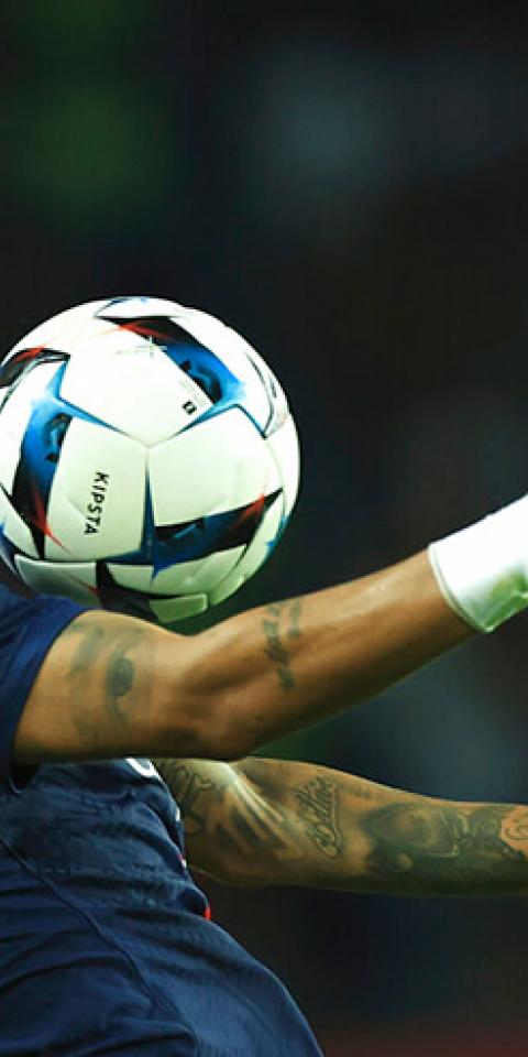 Neymar controla un balón. Conoce las cuotas y pronósticos del PSG Vs Juventus de la Champions League.