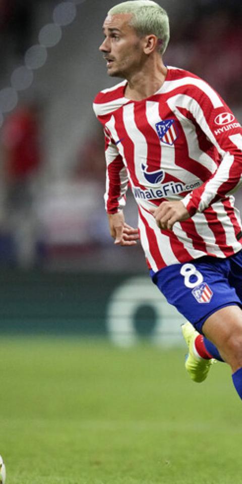 Antoine Griezmann controla el balón en la imagen. Cuotas y picks Sevilla Vs Atlético de Madrid, LaLiga Santander.