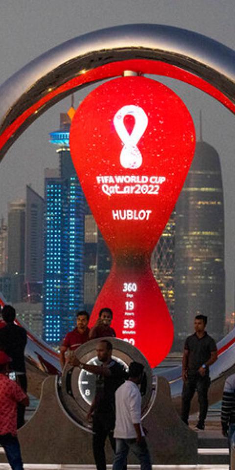 Pessoas se reunem ao redor do relógio com a contagem regressiva para a Copa do Mundo no Qatar