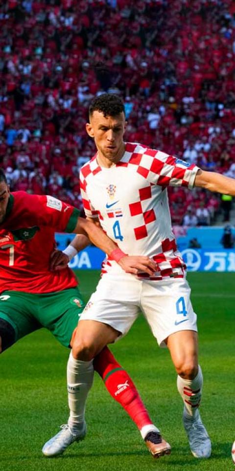Hakim Ziyech (Marrocos) e Ivan Perisic (Croácia) disputam pela bola em Croácia x Marrocos na Copa do Mundo 2022