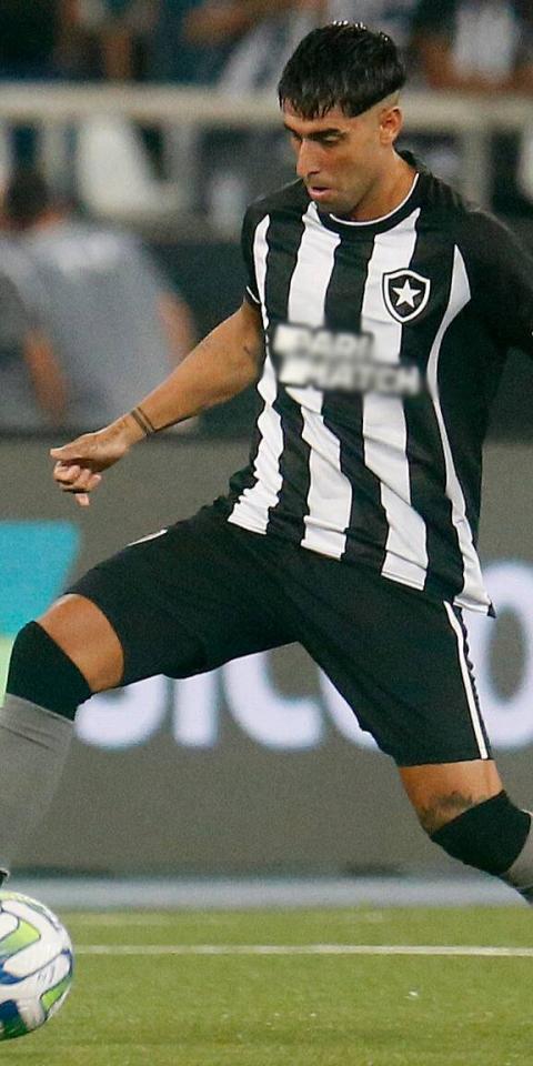 Jogador do Botafogo em campo pelo Campeonato Brasileiro 2023