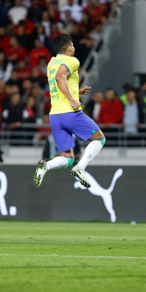 Volante Casimiro comemora gol em amistoso internacional
