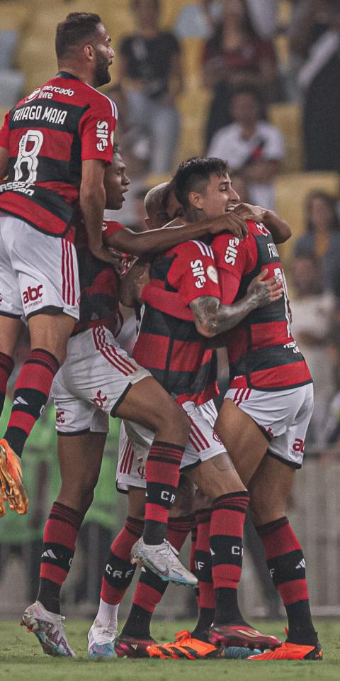Jogadores do Flamengo comemoram gol no Brasileirão 2023