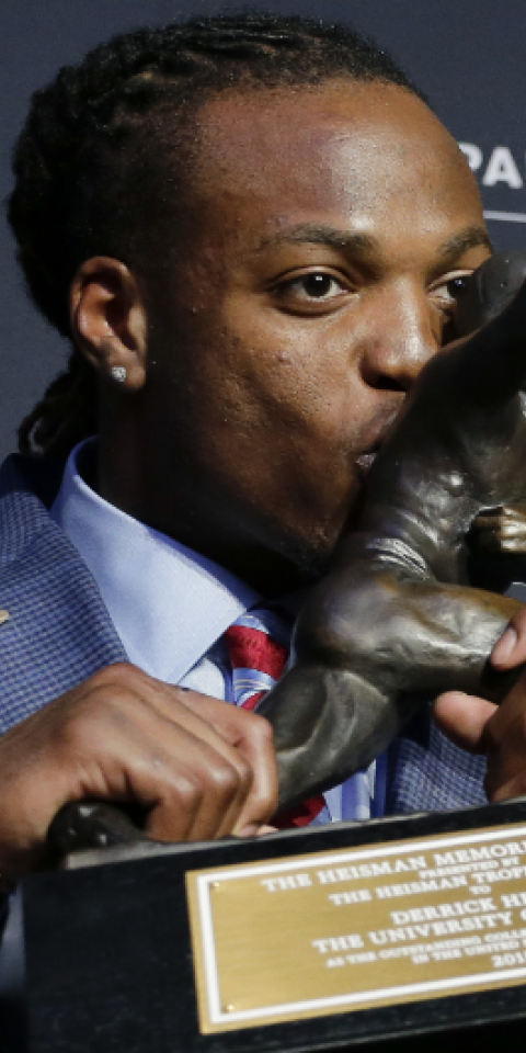 Derrick Henry kissing the Heisman Trophy 