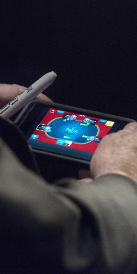 Mobile poker player