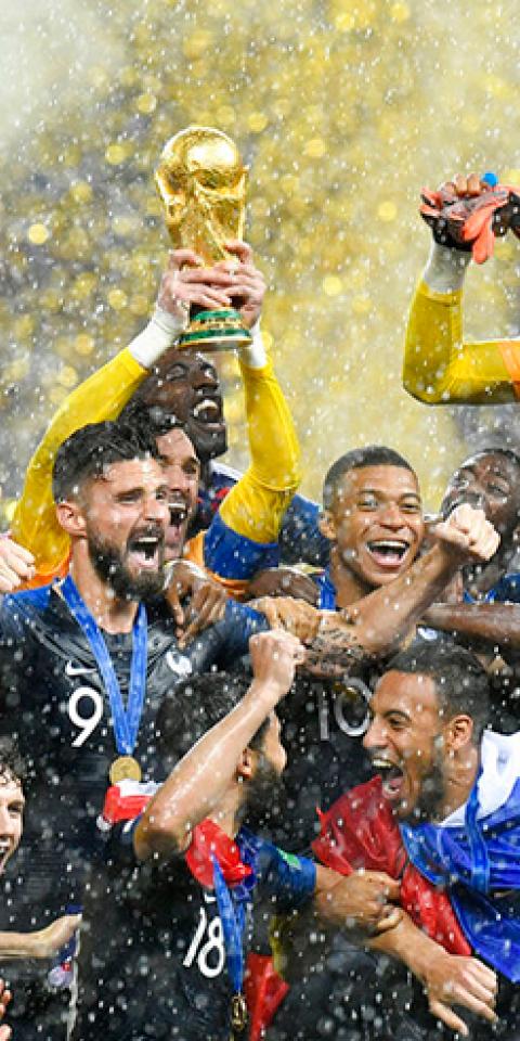 Los jugadores de Francia levantan el trofeo de Campeón del Mundo en 2018. Aprende cómo apostar en la Copa Del Mundo.