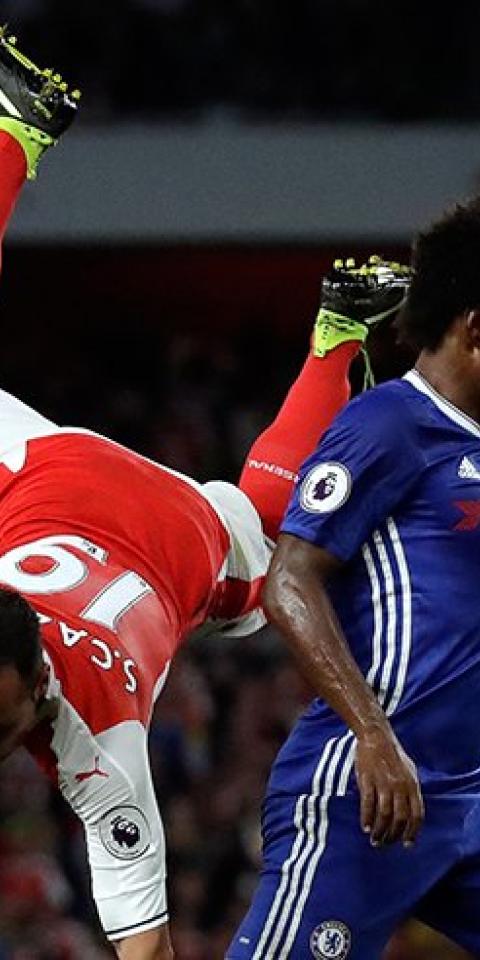 Disputa de balón entre Chelsea y Arsenal