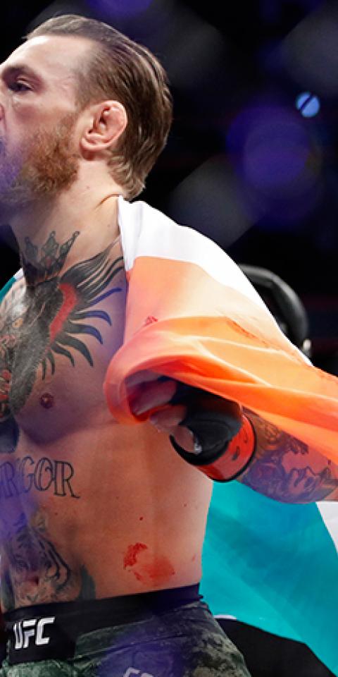 Conor McGregor se pasea por el octógono en un combate previo antes del UFC 257: Poirier vs McGregor 2