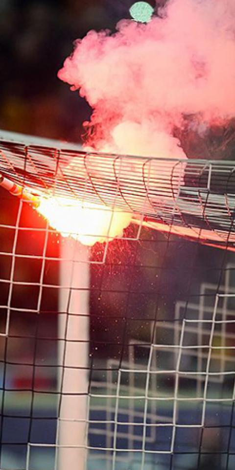 Una bengala arrojada en una portería en un partido previo al Chivas Guadalajara Vs FC Juárez del Guardianes 2021