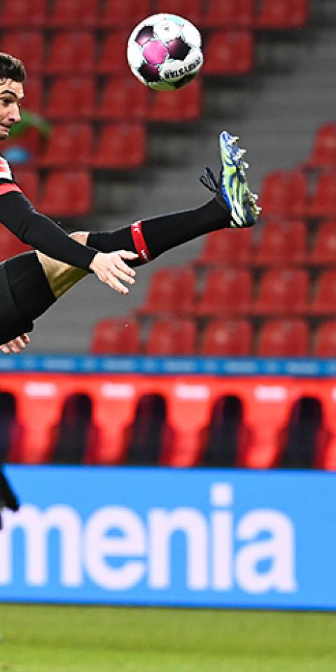 Lucas Alario controla un balón en un partido previo al próximo RB Leipzig Vs Bayer Leverkusen