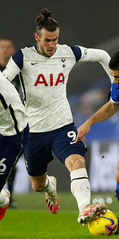Fareth Bale disputa un balón en un encuentro previo al próximo Tottenham Vs Chelsea de la Premier League