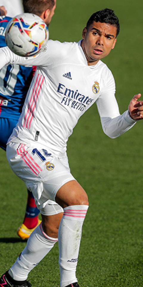 Casemiro pelea por una pelota en el duelo previo al próximo Huesca Vs Real Madrid de LaLiga