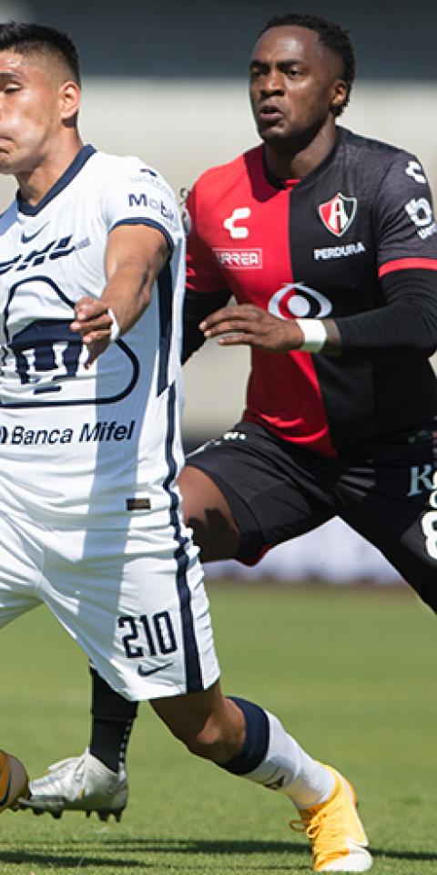 Emannuel Montejano controla un balón ante del próximo Monterrey Vs Pumas UNAM del Guardianes 2021
