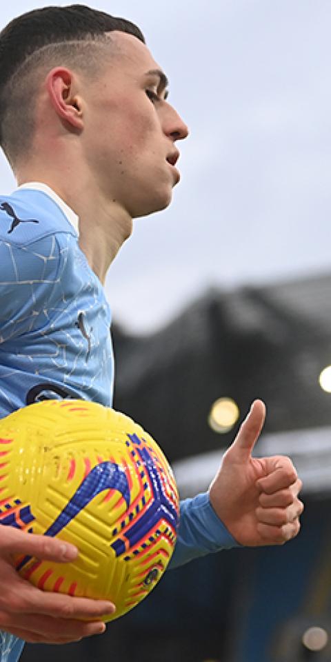 Phil Foden recoge un balón en un partido previo al próximo Liverpool Vs Manchester City de la Premier League