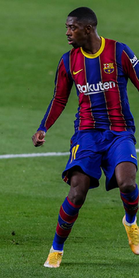 Ousmane Dembélé recibe un balón en el partido anterior al próximo Sevilla Vs Barcelona de la Copa del Rey 2021