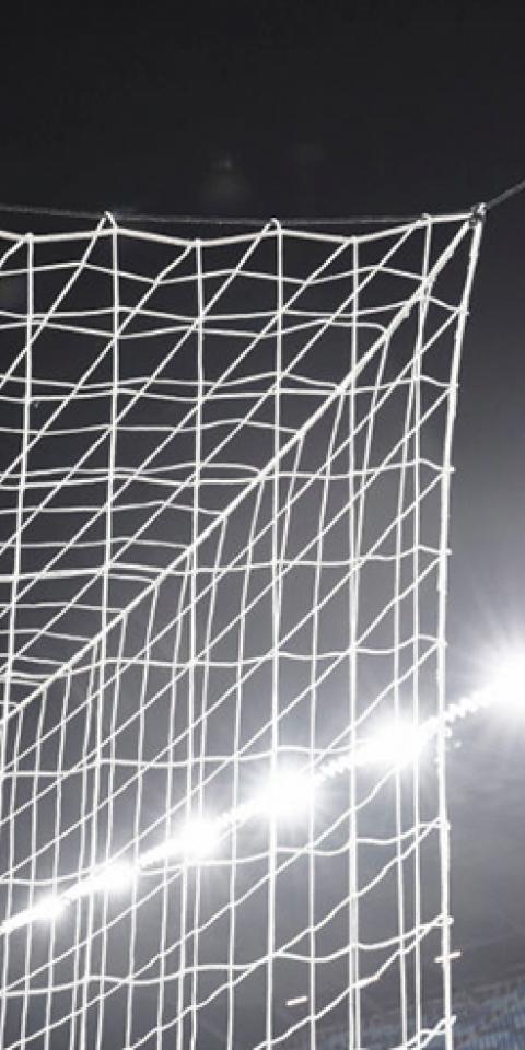 La red de una portería de fútbol. Pronósticos para el Chivas Guadalajara Vs Necaxa del Guardianes 2021.