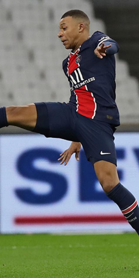 Kylian Mbappe controla un balón. El jugador tratará de lograr un nuevo triunfo en el próximo PSG Vs Niza de la Ligue 1.
