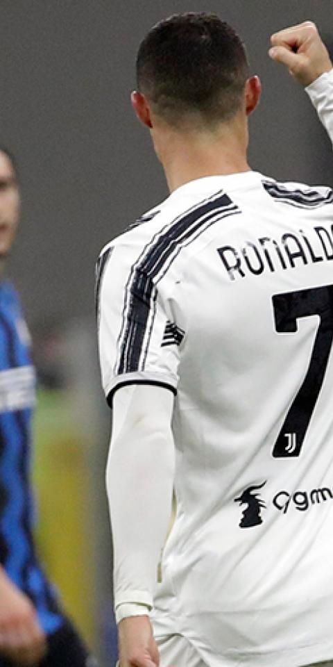 Cristiano Ronaldo se aleja levantando el puño. Su próximo partido será un Napoli Vs Juventus, conoce las cuotas aquí.
