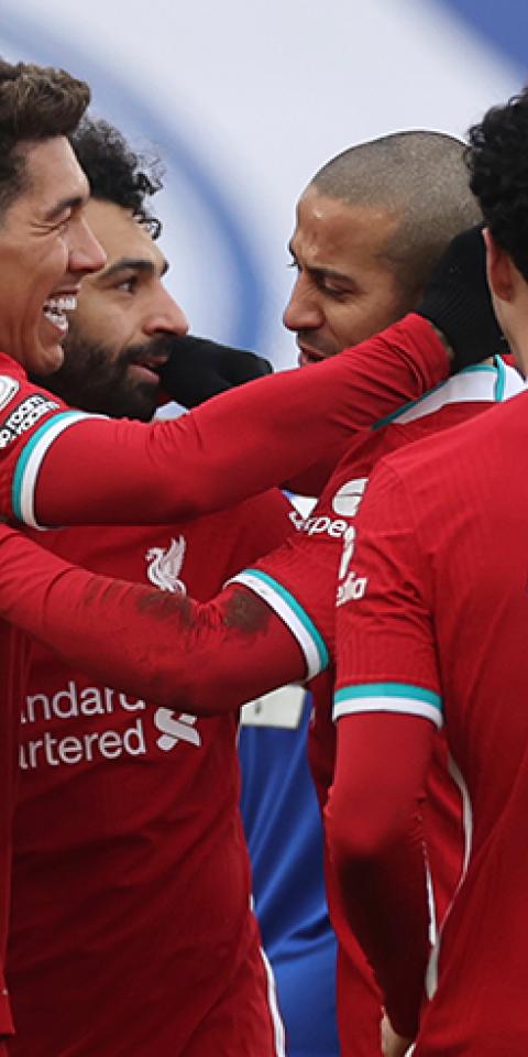 Firmino se abraza con otros compañeros. Conoce los pronósticos para el duelo de Champions, el RB Leipzig Vs Liverpool.