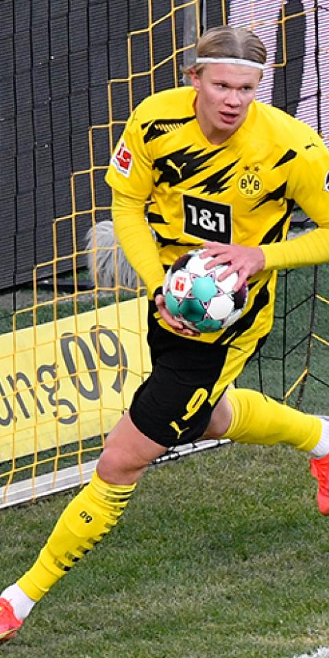 Erling Haaland recoge el balón tras marcar un gol. El delantero estará el próximo Sevilla Vs Borussia Dortmund.