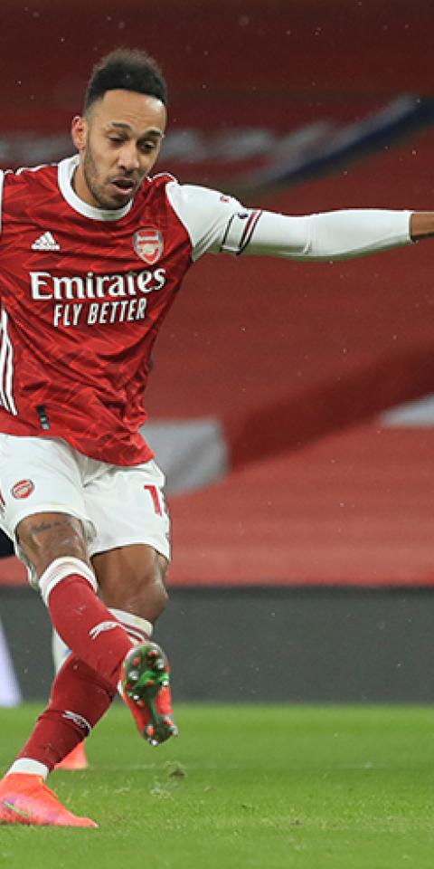 Pierre-Emerick Aubameyang chuta un penalti en el partido anterior al próximo Benfica Vs Arsenal de la Europa League.