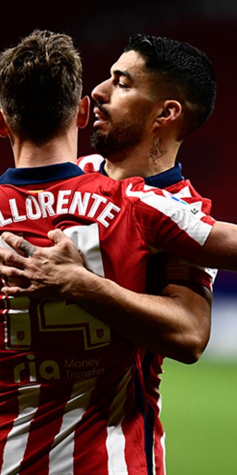 Luis Suárez y Marcos Llorente celebran un gol. Conoce las nuevas cuotas para el Atlético de Madrid Vs Levante de LaLiga.