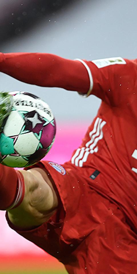 Robert Lewandowski realiza un despeje. Encuentra las cuotas y los pronósticos del Eintracht Frankfurt Vs Bayern Múnich