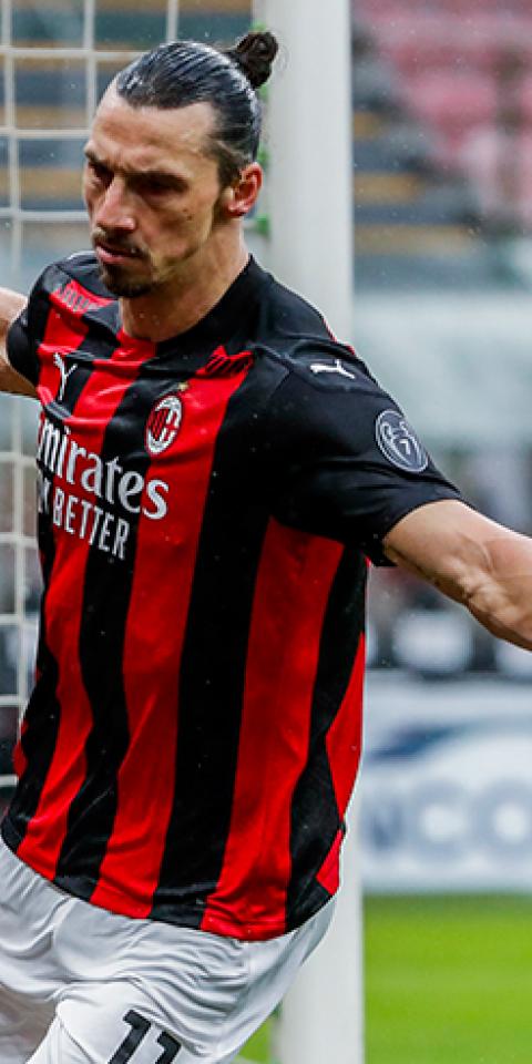 Ibrahimovic celebra un gol abriendo sus brazos. Conoce las cuotas para el AC Milan Vs Inter de la Serie A TIM.
