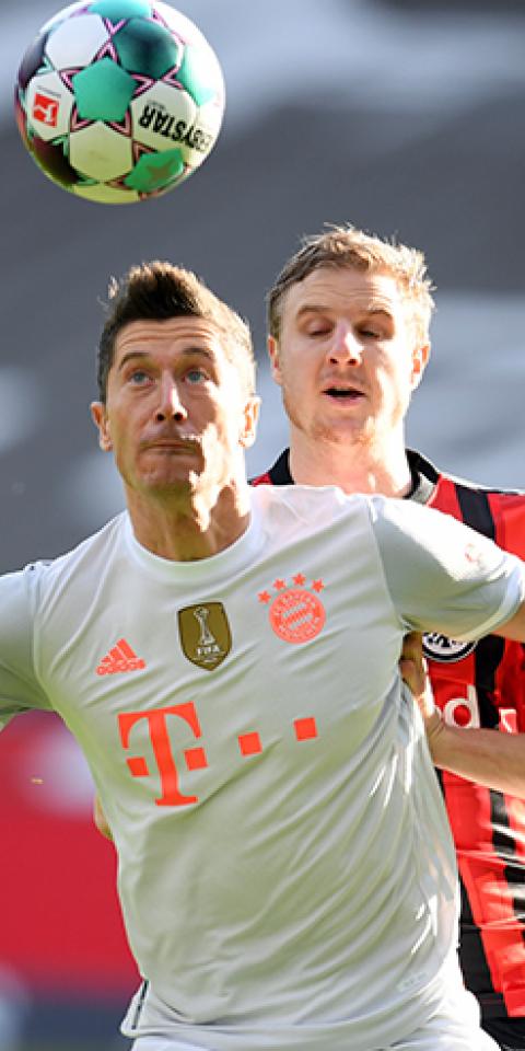 Robert Lewandowski trata de controlar una pelota. Conoce las cuotas del Lazio Vs Bayern Múnich de la Champions League. 