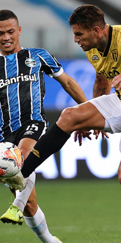 Raul Bobadilla dispara a portería. Conoce las cuotas y pronósticos para la Primera Ronda de la Copa Libertadores 2021.
