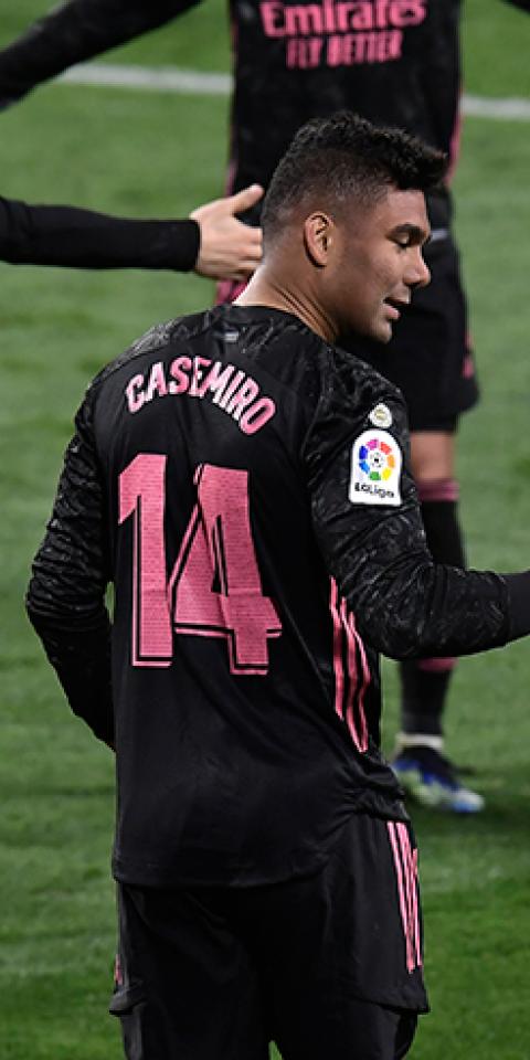 Casemiro aprieta el puño tras celebrar un gol. Conoce las cuotas para el Atalanta Vs Real Madrid de la Champions League.
