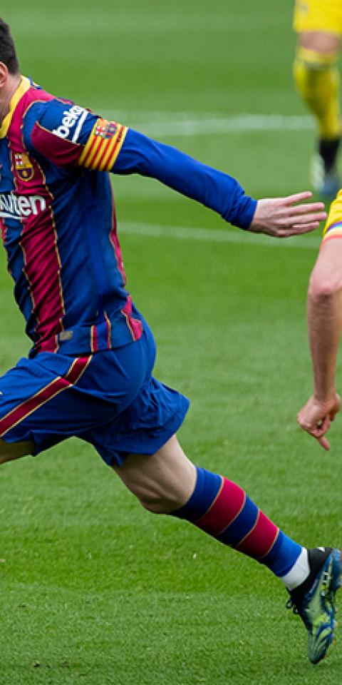 Messi corre con el balón. Conoce los pronósticos y cuotas para el Barcelona Vs Elche de LaLiga.