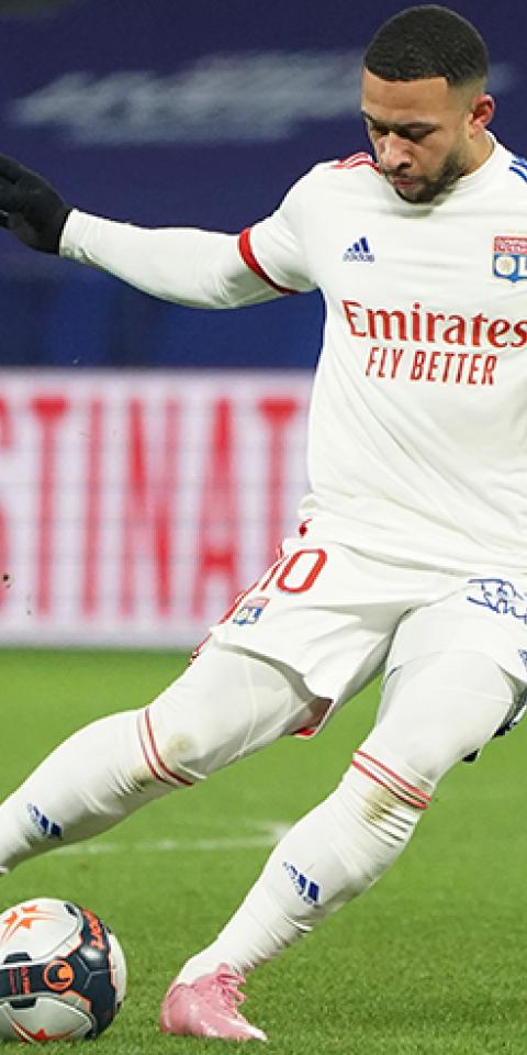 Memphis Depay controla un balón en un partido de la Ligue 1. Conoce las cuotas par el próximo Marsella Vs Lyon.