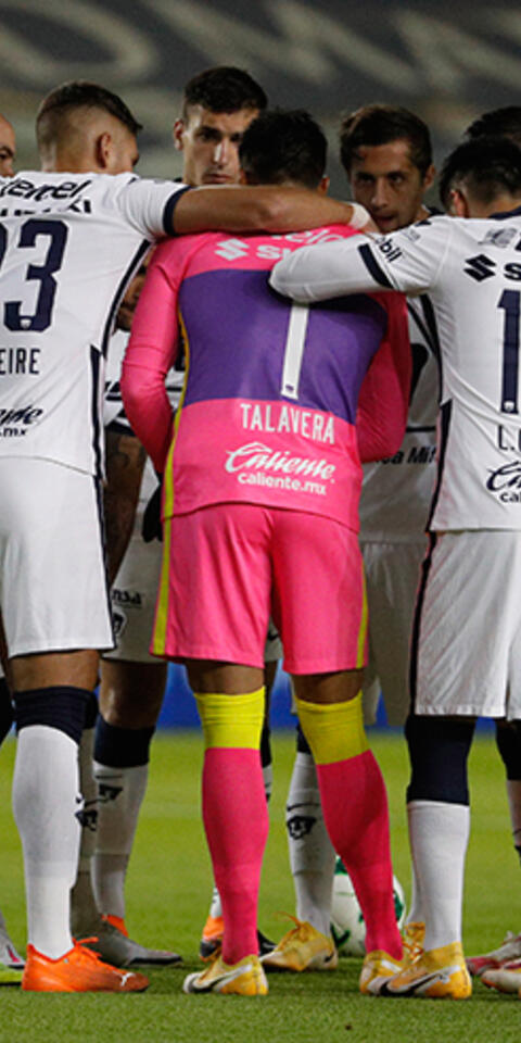Los jugadores de Pumas se abrazan antes de un partido. Encuentra las cuotas para el Pumas UNAM Vs Santos Laguna.