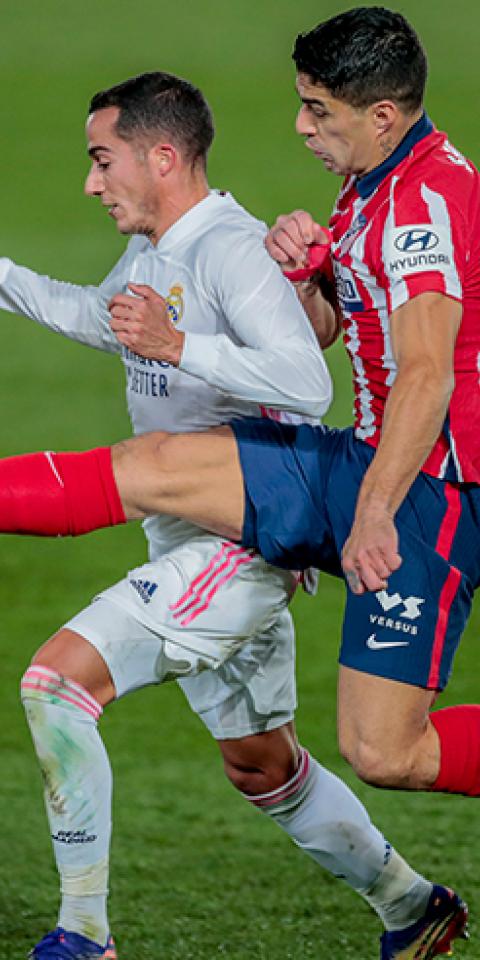 Luis Suárez y Lucas Vázquez disputan un balón. Conoce las cuotas y pronósticos para el Atlético de Madrid Vs Real Madrid