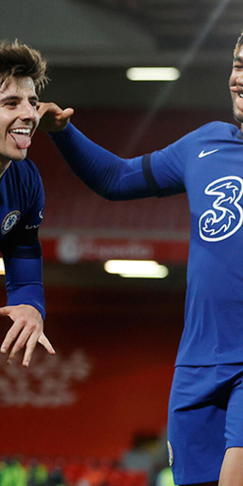 Mason Mount celebra un gol anotado frente al Liverpool. Conoce las cuotas y pronósticos para el Chelsea Vs Everton.